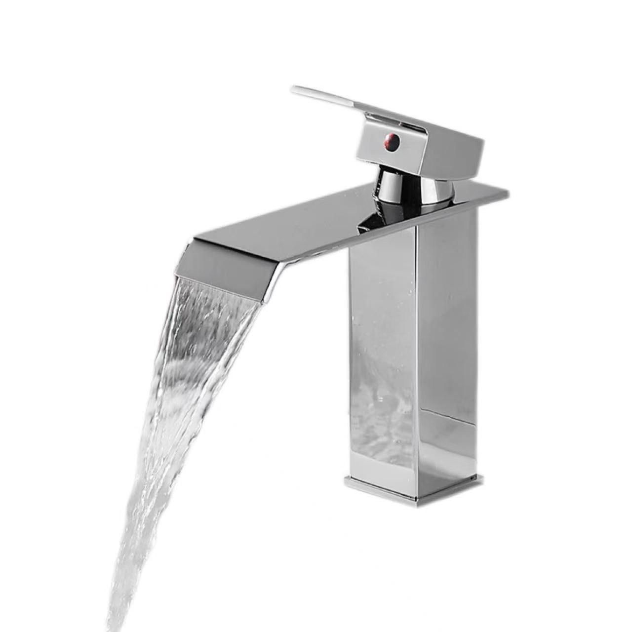 Verchromter Wasserfall-Wasserhahn mit flachem Auslauf für heißes und kaltes Wasser