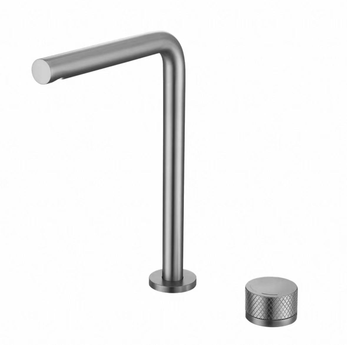 Reinschwarzer, geometrisch geteilter Wasserhahn