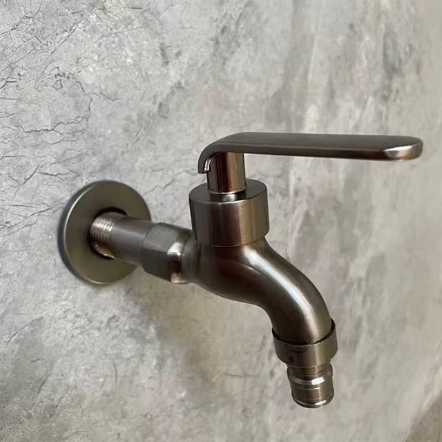 Schnellöffnender Wasserhahn aus gebürstetem Edelstahl